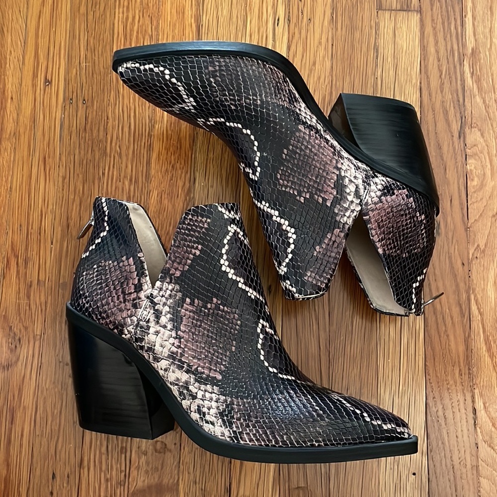 Vince Camuto Snake print Gigietta bootie as 9